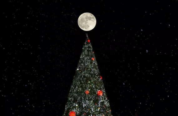December Brings a Full Moon For Christmas