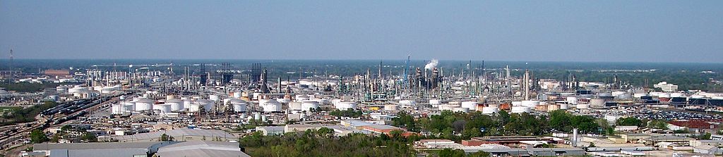 ExxonMobil refinery in Baton Rouge Adbar [CC BY-SA 3.0 (https://creativecommons.org/licenses/by-sa/3.0)]