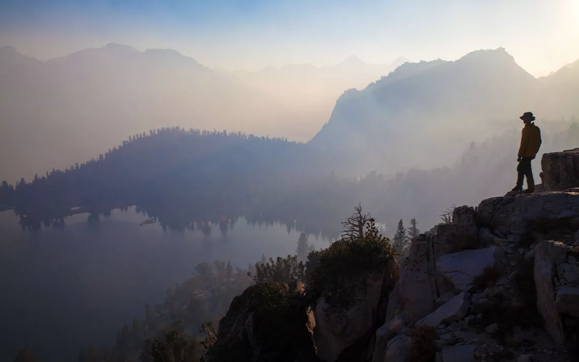 Silhouette d'un randonneur devant le lac Charlotte, dans l'est de la Espèces-menacées.fr Nevada, Californie, États-Unis. | Photo de Christina Felschen/Getty Images