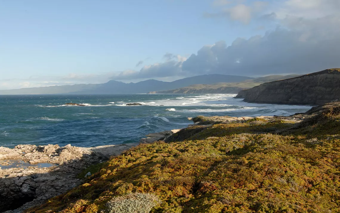 Vue vers le nord depuis le phare de Point Conception dans le nouveau sanctuaire marin de Chumash