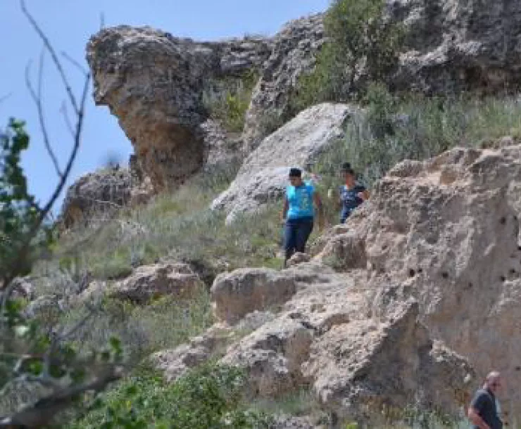 hikers on rocky bluff of Scott Lake